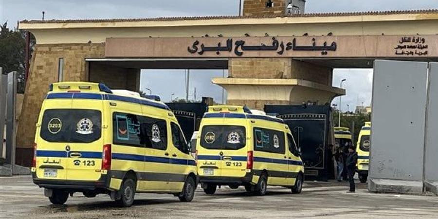 نقل 56 مصابا فلسطينيا للعلاج في المستشفيات المصرية بعد عبورهم معبر رفح - بوابة مولانا